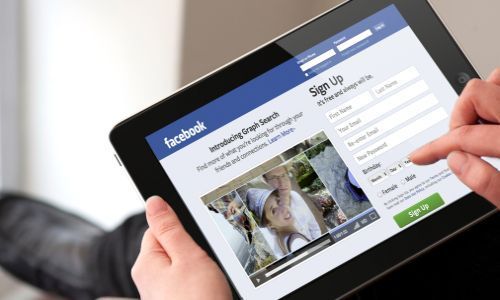 Facebook прослушивает пользователей, чтобы выводить рекламу на основе бесед, - профессор
