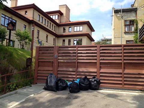 Будинок мера Львова активісти завалили сміттям 