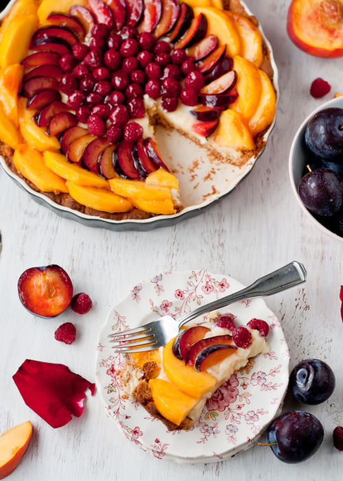 Миндальный пирог с персиками, сливами и малиной