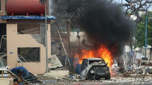 Террористы взяли заложников в отеле в столице Сомали