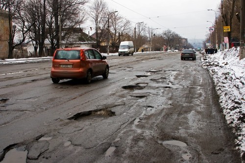 Президент обратил внимание на ужасные украинские дороги