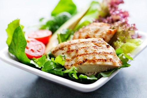 7 вкусных диетических салатов с куриной грудкой на всю неделю