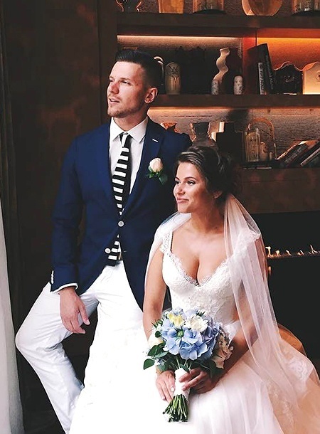 Звезда клипа "На лабутенах" в платье с глубоким декольте вышла замуж (фото) 