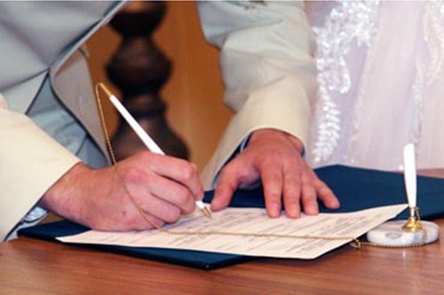 Кабмин назвал 6 городов, где будут регистрировать брак за сутки