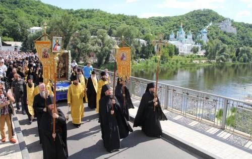 УПЦ МП отрицает участие в крестном ходе людей в камуфляже