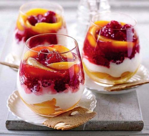 Десерт из маскарпоне с ягодами и фруктами