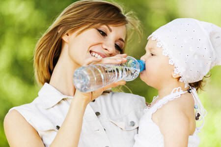 Скільки дітям потрібно пити води? Поради батькам у спеку