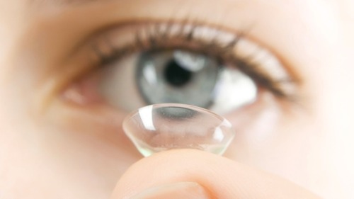 Офтальмологи предупредили об опасности контактных линз