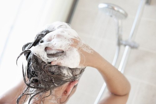 Как правильно мыть голову: 12 советов от врача