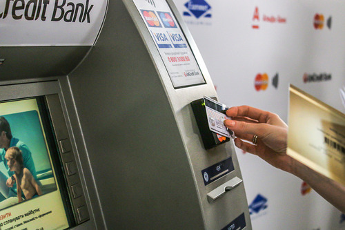 В Украине появились банкоматы, выдающие деньги без контакта с картой