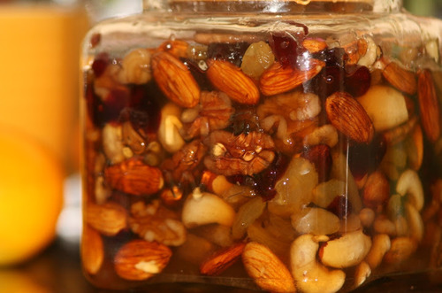Мед, миндаль и грецкие орехи: вкусная и полезная добавка к рациону! 