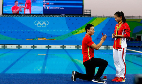 Спортсмен сделал предложение избраннице прямо в олимпийском бассейне