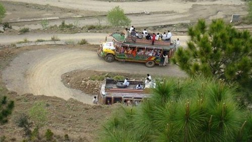 В Пакистане свадебный автобус сорвался в ущелье