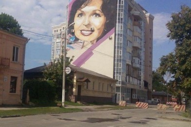 В Харькове многоэтажку украсили муралом известной актрисы