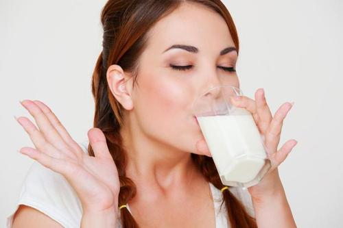 В каком возрасте полезно пить молоко