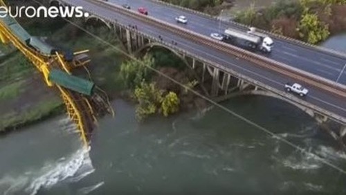 В Чили мост рухнул в реку вместе с поездом (ВИДЕО)