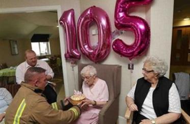 105-летняя старушка заказала на именины пожарного с тортом