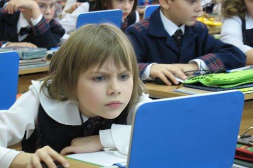 Киевские школы переведут на электронные учебники