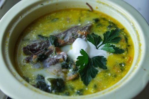 Дачный суп с крапивой, щавелем и свекольной ботвой