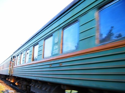 На Харьковщине в окно поезда бросили бутылку и травмировали пассажира