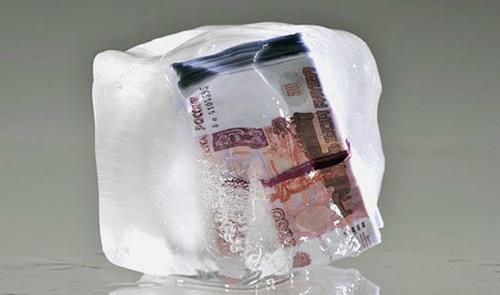 Правительство РФ продлило заморозку пенсий