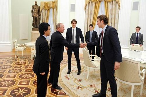 Кремль попросил информагентства удалить фото Путина со студентами Итона
