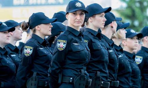 Девушек-полицейских уберут с украинских улиц