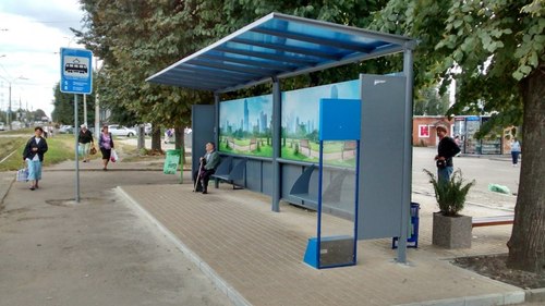 В Харькове появилась первая остановка с электронным табло.Пассажиры могут видеть время и температуру на улице.
