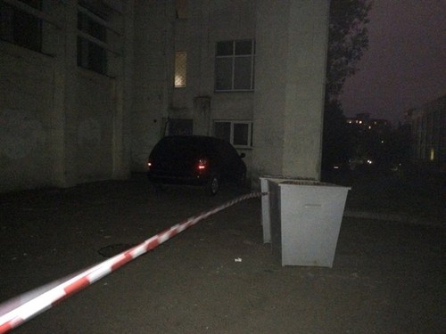 В Киеве четверо неизвестных в форме СБУ и c автоматами ограбили мужчину