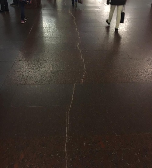 В Киеве станция метро треснула пополам