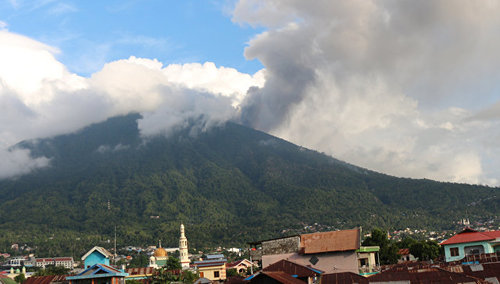В Индонезии на острове Ломбок началось извержение вулкана Баруджари