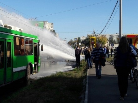 В Харькове десятиметровый фонтан из-за прорыва трубы