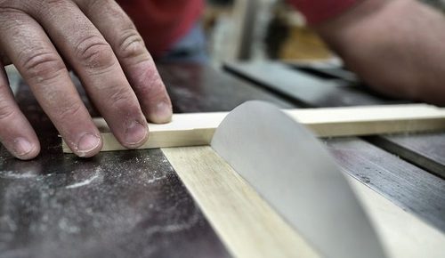 Как распилить деревянный брусок с помощью листа бумаги