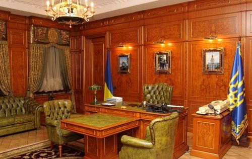 Украинским чиновникам позволили покупать дорогие компьютеры, телефоны и мебель