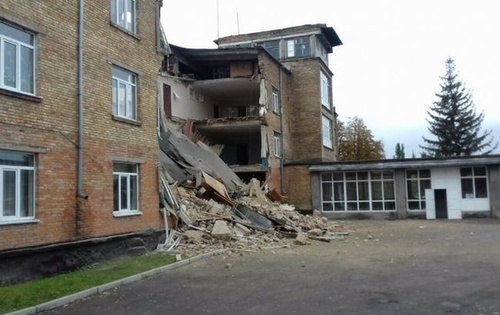 Через обвал школи в Україні перевірять усі будівлі, побудовані до 1980 року