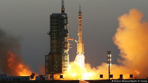 Китай запустил в космос ракету с двумя астронавтами