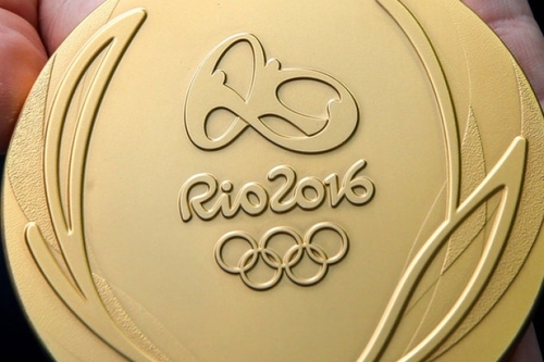 Два британца с пластиковыми медалями пробрались на парад олимпийских чемпионов