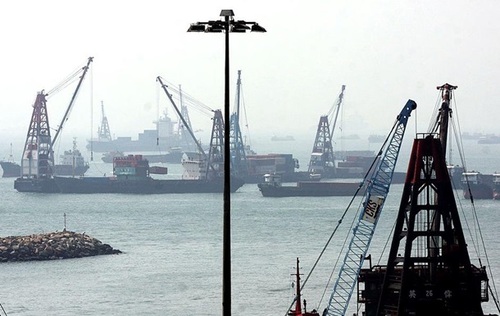 В Китае взорвался танкер с нефтью