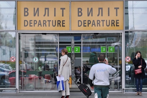 Треть украинцев хотели бы уехать из страны
