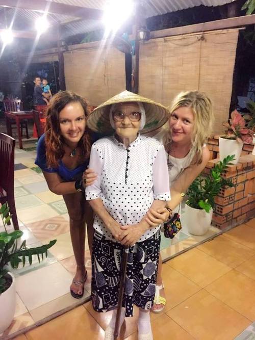 89-летняя баба Лена путешествует по миру на одну свою пенсию