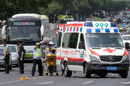 В Китае водитель внедорожника врезался в толпу людей и покончил с собой
