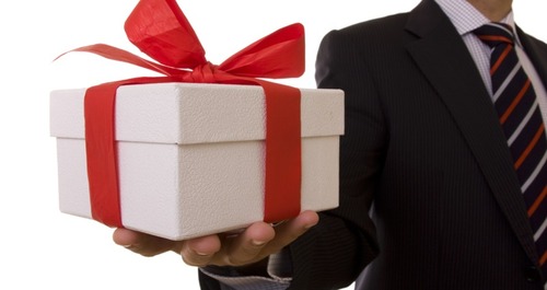 Госслужащие могут получать подарки стоимостью не более 1 450 гривен