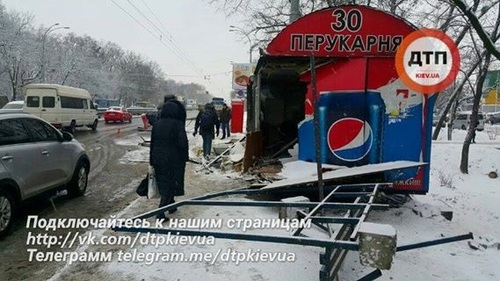 В Киеве грузовик въехал в остановку