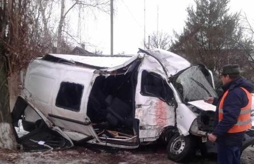 В Луганской области маршрутка врезалась в дерево, много пострадавших