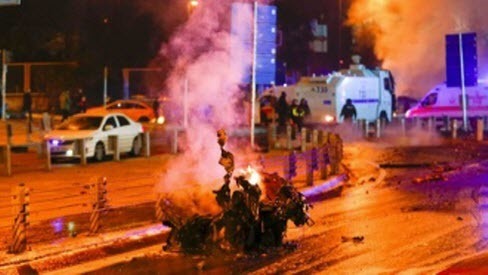 Два мощных взрыва прогремели у стадиона в Стамбуле