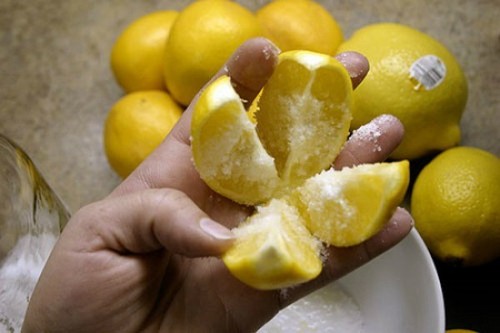 Разрежьте лимон на 4 части, посыпьте солью и положите на кухне