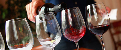 Как выбрать вино к новогоднему столу: советы сомелье