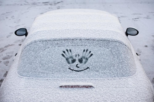 Зимний лайфхак: как быстро разморозить стекло в машине