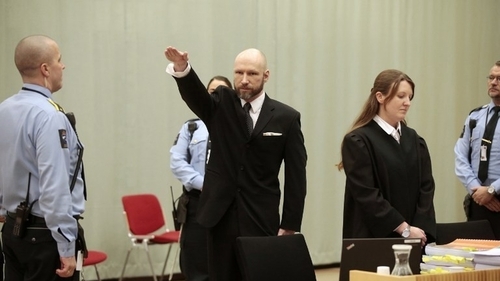 Андерс Брейвик встретил суд нацистским приветствием