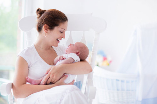 Ученые объяснили, почему матери держат младенцев слева